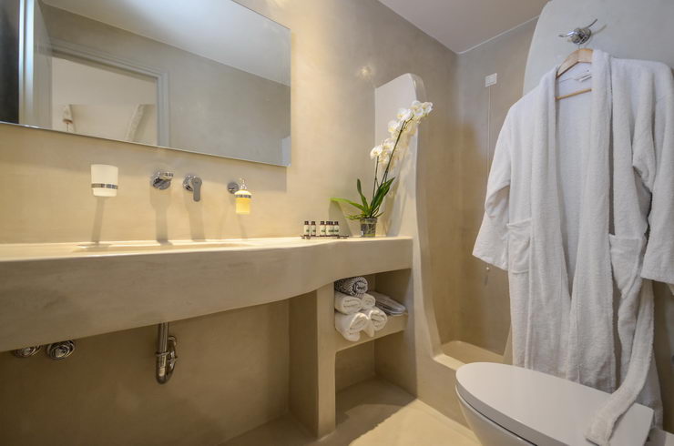 Top floor deluxe suites for 2 guests