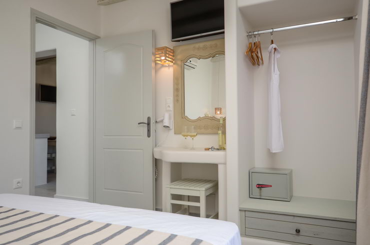 Top floor deluxe suites for 4 guests